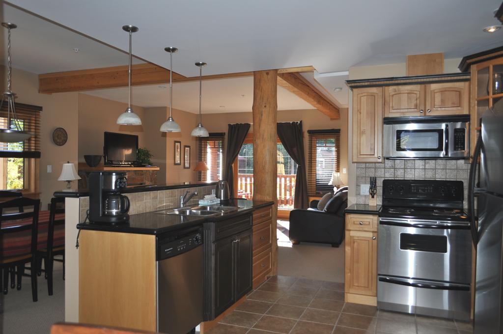 Red Mountain Village Condos ロスランド 部屋 写真