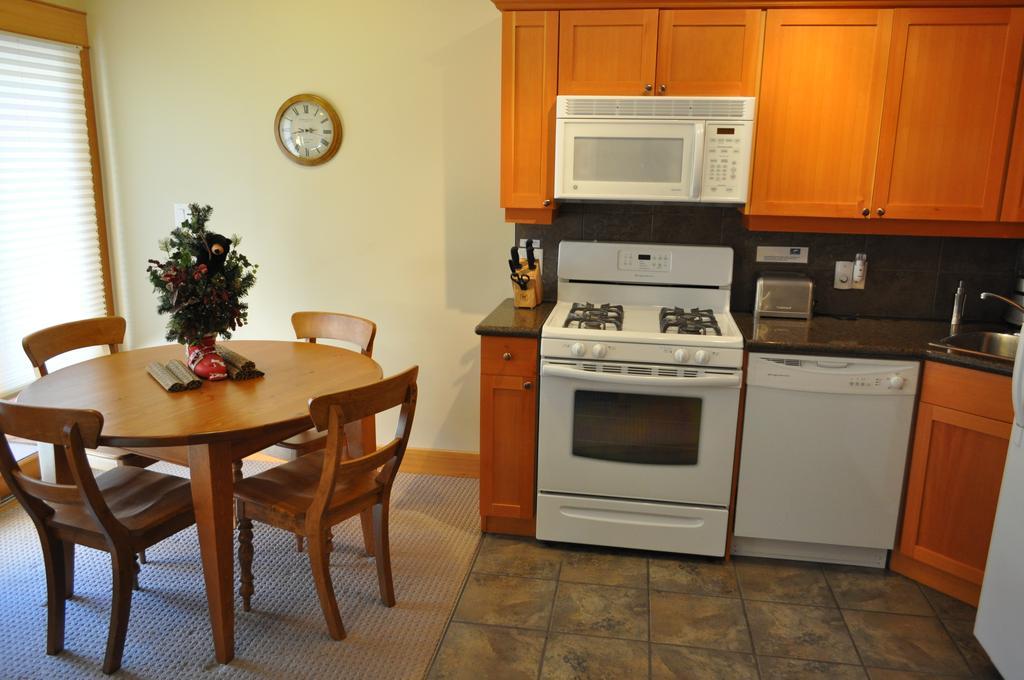 Red Mountain Village Condos ロスランド 部屋 写真