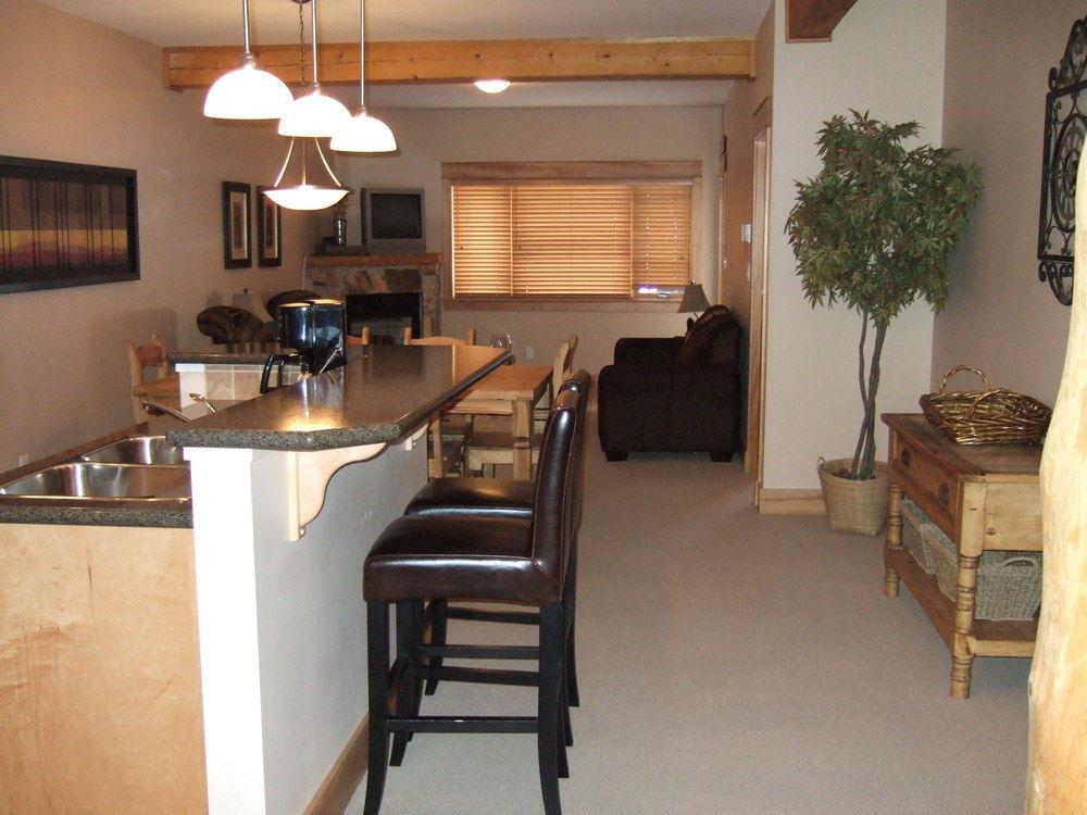 Red Mountain Village Condos ロスランド エクステリア 写真