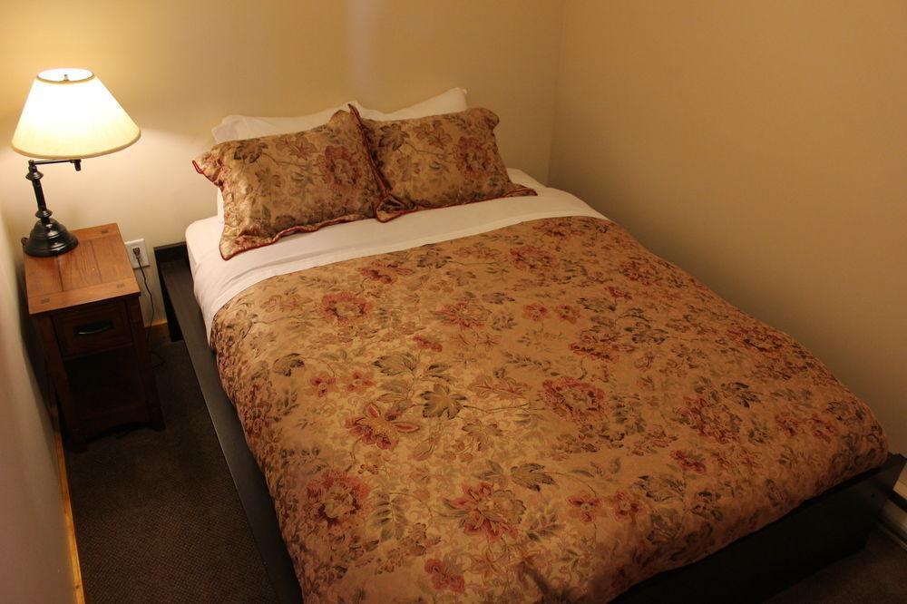 Red Mountain Village Condos ロスランド エクステリア 写真